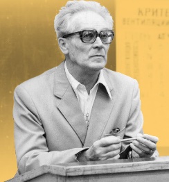 Konstantin Pavlovich Buteyko achter een katheder.